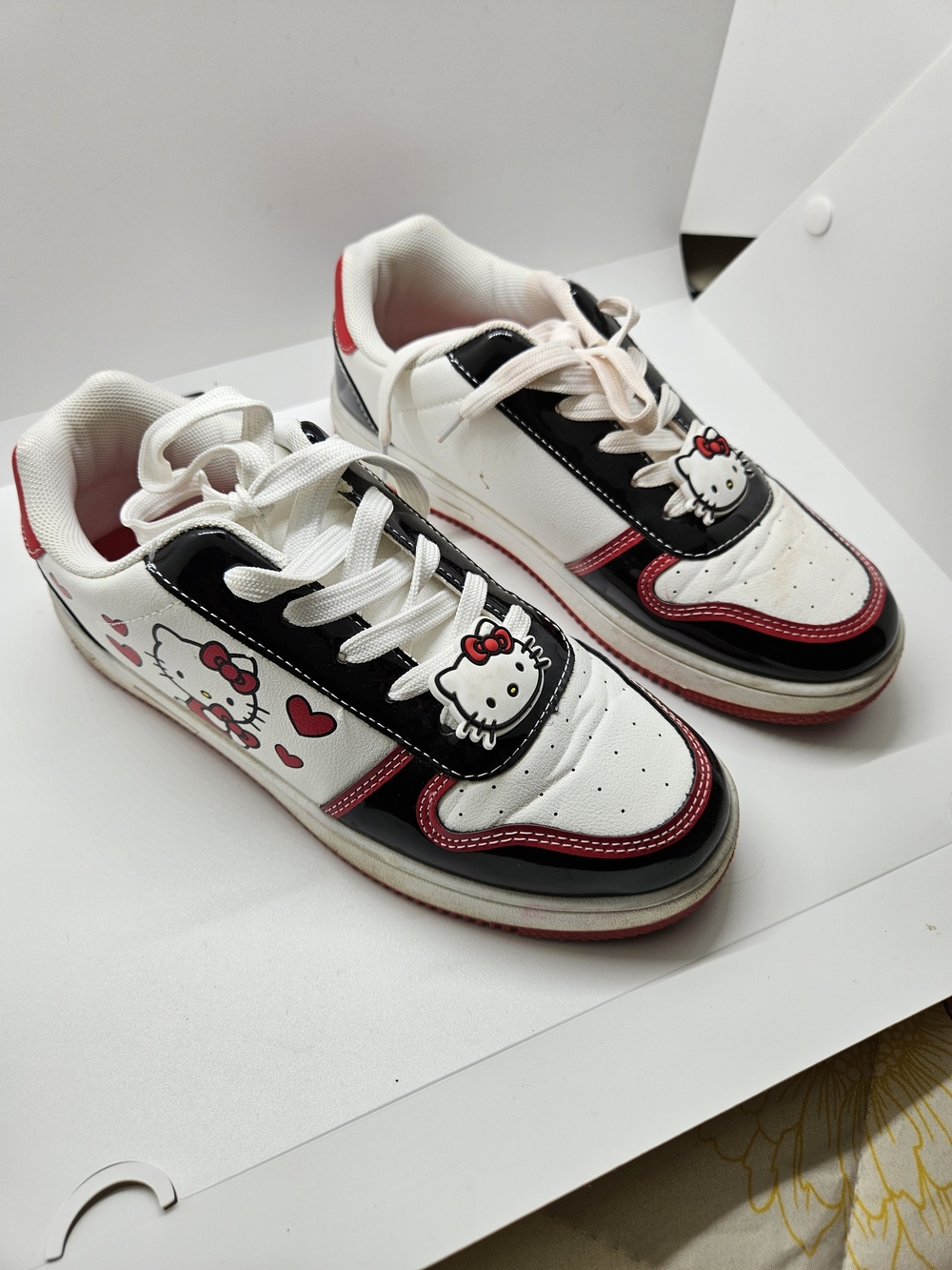 Hello Kitty Kids' White, Black & Pink Low-Top Sneakers